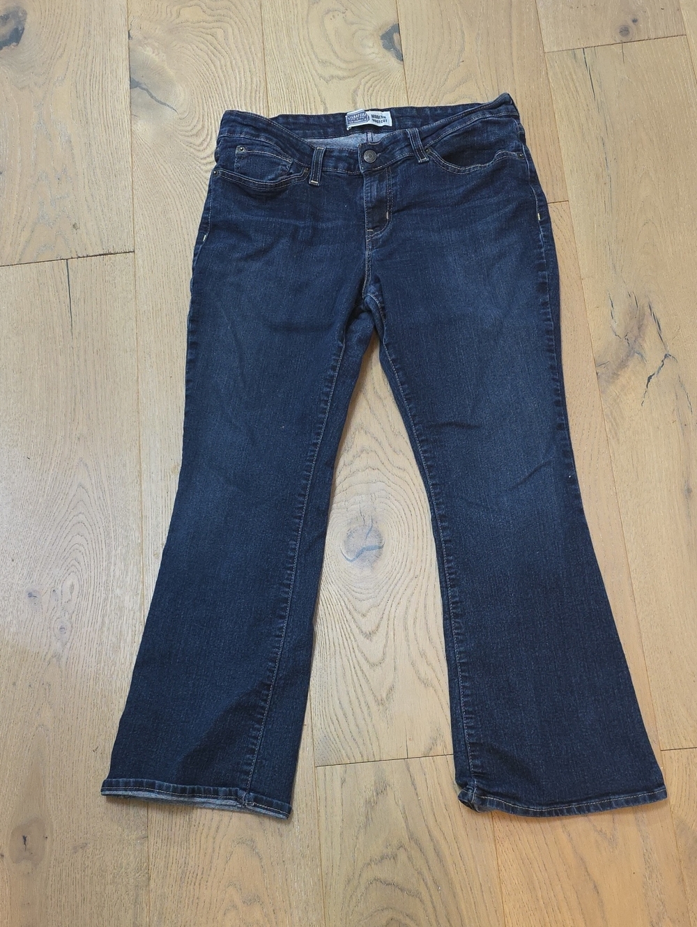 Levis SignatureWomen's Dark Blue Flare Jeans - Classic Everyday Fit